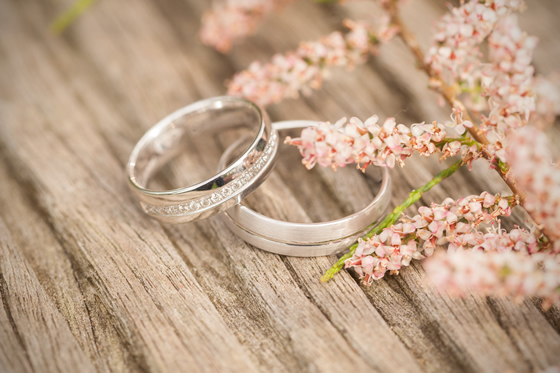 Anillos de matrimonio sobre madera