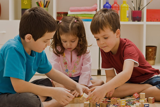 Niños jugando con bloques de madera