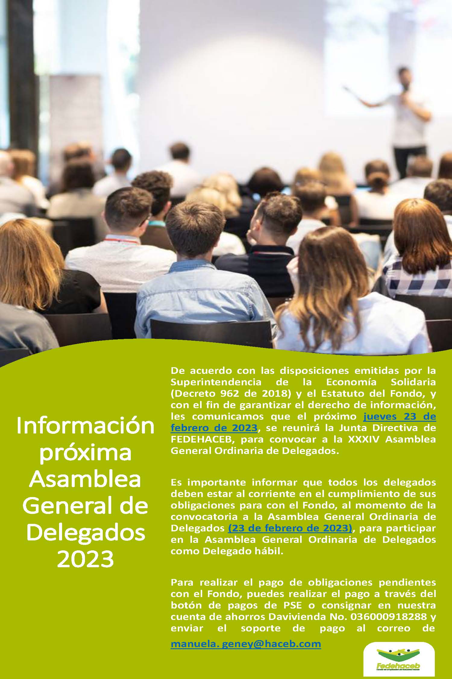 Asociados atentos en un auditorio durante una asamblea