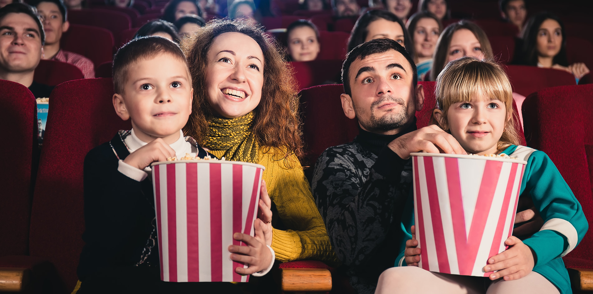 Familia en una sala de cine con crispetas